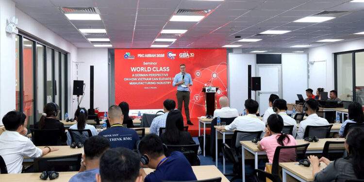 Ông Björn Koslowski, Phó Trưởng Đại diện của Phòng Công nghiệp và Thương mại Đức tại Việt Nam.