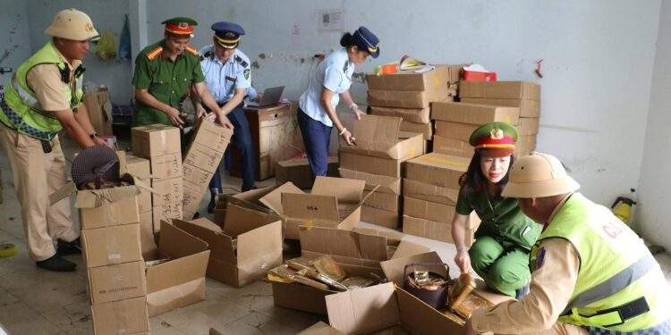Lực lượng chức năng tỉnh Nghệ An kiểm tra tại cơ sở kinh doanh đường Cao Xuân Huy, phường Trường Vinh