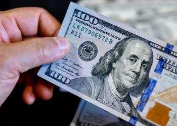 Thế giới giằng co, chợ đen bán USD 27.000 VND/USD