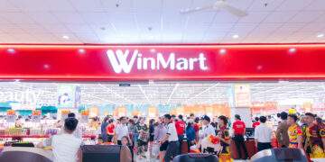 WinMart thu hút đông đảo khách hàng với chương trình giảm giá hàng thiết yếu dịp khai trương.