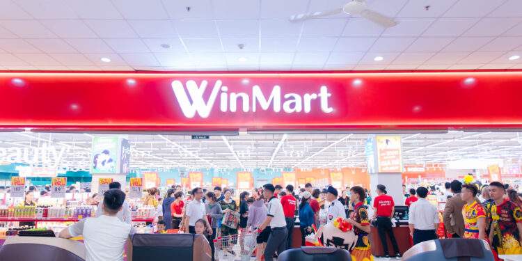 WinMart thu hút đông đảo khách hàng với chương trình giảm giá hàng thiết yếu dịp khai trương.