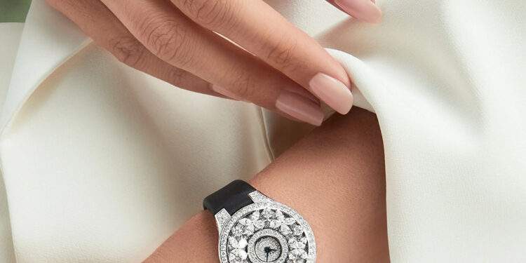 Tổng tài đến xin lỗi, dân mạng soi đồng hồ sang chảnh Classic Butterfly Diamond