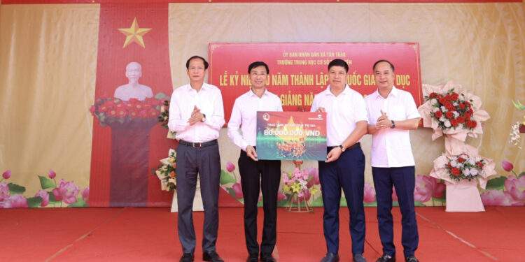 Vietcombank trao 8.000 suất học bổng “Cùng em tiến bước” cho học sinh nghèo vượt khó trên toàn quốc 
