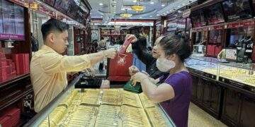 Vietnamese rush to buy gold as prices hit historic peak