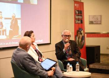 Phiên thảo luận toàn thể với sự tham gia của các cựu đại sứ và chuyên gia khu vực, tập trung vào năng lực cạnh tranh của ASEAN trong kỷ nguyên AI, chuyển đổi xanh và biến động địa chính trị. (Ảnh: RMIT)