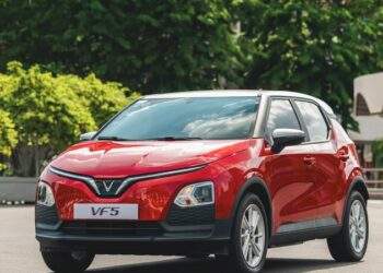 Bất ngờ doanh số ô tô bùng nổ, xe điện VinFast lập kỷ lục khó tin