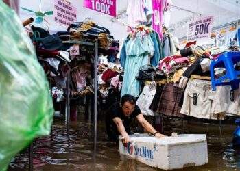Businesses reel from flooding, rains in Hanoi due to Typhoon Matmo