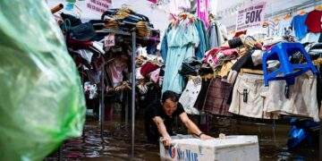 Businesses reel from flooding, rains in Hanoi due to Typhoon Matmo