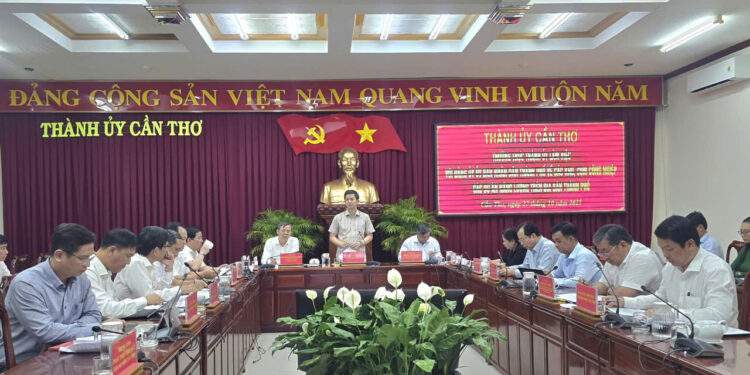 Bí thư Thành ủy TP. Cần Thơ Lê Quang Tùng phát biểu tại cuộc làm việc - Ảnh: VGP/LS.
