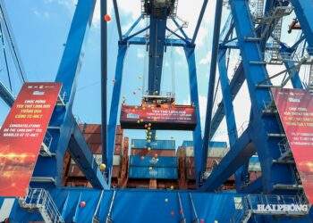 Teu container thứ 1 triệu được xếp dỡ trên tàu CSCL EAST CHINA SEA của hãng tàu COSCO. 