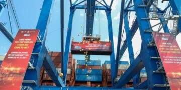 Teu container thứ 1 triệu được xếp dỡ trên tàu CSCL EAST CHINA SEA của hãng tàu COSCO.