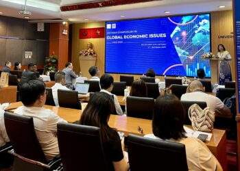 Các học giả, nhà nghiên cứu, chuyên gia kinh tế tại Việt Nam và nhiều quốc gia trên thế giới tham dự hội thảo.