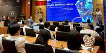 Các học giả, nhà nghiên cứu, chuyên gia kinh tế tại Việt Nam và nhiều quốc gia trên thế giới tham dự hội thảo.