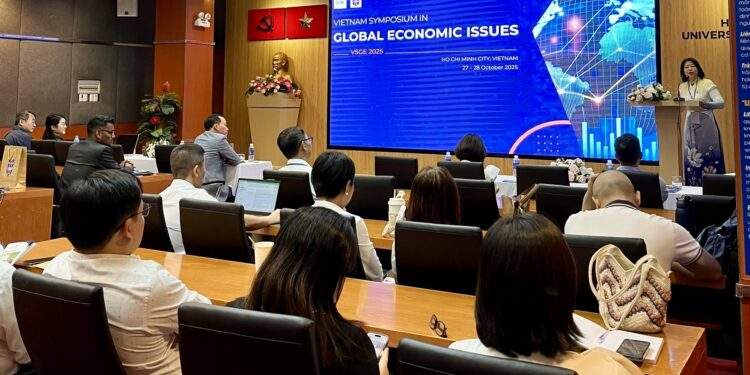 Các học giả, nhà nghiên cứu, chuyên gia kinh tế tại Việt Nam và nhiều quốc gia trên thế giới tham dự hội thảo.