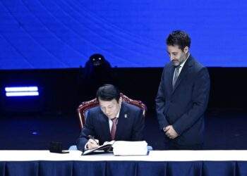 Bộ trưởng Bộ Công an Lương Tam Quang ký Công ước của Liên hợp quốc về Chống tội phạm mạng - Ảnh VGP. 