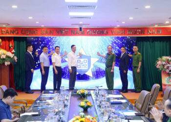 Các đại biểu thực hiện nghi thức ấn nút khai trương tại Lễ công bố triển khai thí điểm Giải pháp định danh, truy xuất nguồn gốc hoá chất, tiền chất trên nền tảng VNeID