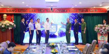 Các đại biểu thực hiện nghi thức ấn nút khai trương tại Lễ công bố triển khai thí điểm Giải pháp định danh, truy xuất nguồn gốc hoá chất, tiền chất trên nền tảng VNeID