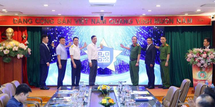 Các đại biểu thực hiện nghi thức ấn nút khai trương tại Lễ công bố triển khai thí điểm Giải pháp định danh, truy xuất nguồn gốc hoá chất, tiền chất trên nền tảng VNeID