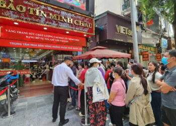 Dòng người xếp hàng ngày càng dài, nhà vàng lại ngừng bán