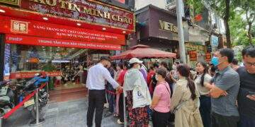 Dòng người xếp hàng ngày càng dài, nhà vàng lại ngừng bán