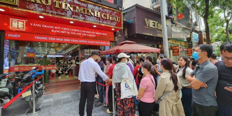 Dòng người xếp hàng ngày càng dài, nhà vàng lại ngừng bán