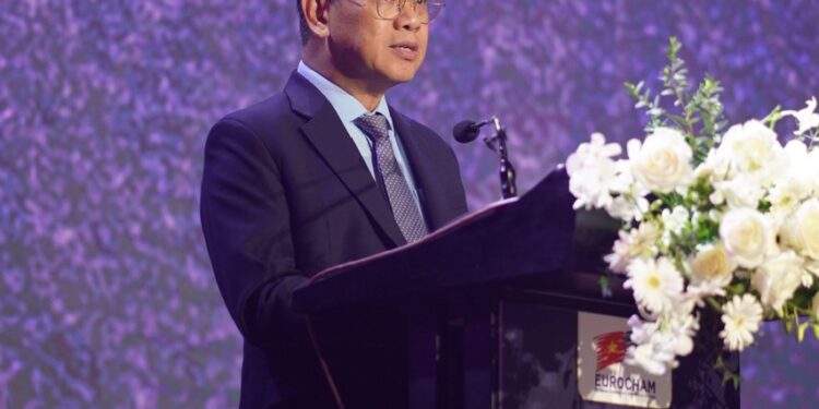 Ông Nguyễn Văn Dũng, Phó Chủ tịch Ủy ban nhân dân TP. Hồ Chí Minh phát biểu tại lễ trao giải. Ảnh: EuroCham.