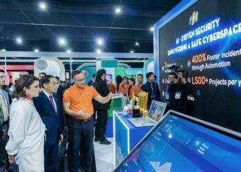 Tại sự kiện, đại diện FPT đã giới thiệu với Ủy viên Trung ương Đảng, Phó Thủ tướng Chính phủ Bùi Thanh Sơn và Phó Tổng thống Ecuador María José Pinto González Artigas (áo trắng) cùng đoàn đại biểu về Nền tảng giám sát bảo mật thông minh bằng AI của FPT đang được triển khai hiệu quả trong một số dự án an ninh quốc gia.