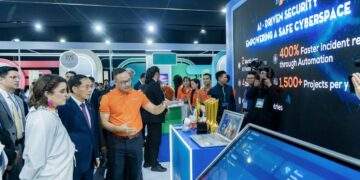 Tại sự kiện, đại diện FPT đã giới thiệu với Ủy viên Trung ương Đảng, Phó Thủ tướng Chính phủ Bùi Thanh Sơn và Phó Tổng thống Ecuador María José Pinto González Artigas (áo trắng) cùng đoàn đại biểu về Nền tảng giám sát bảo mật thông minh bằng AI của FPT đang được triển khai hiệu quả trong một số dự án an ninh quốc gia.