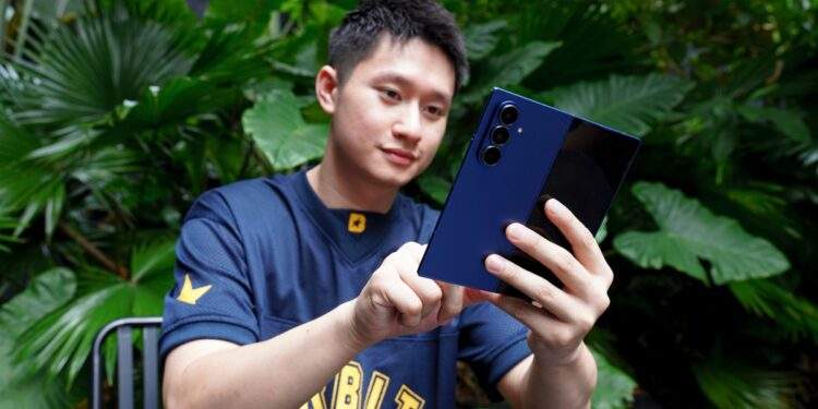 Galaxy AI và Gemini Live giúp Gen Z đổi mới tư duy tìm việc