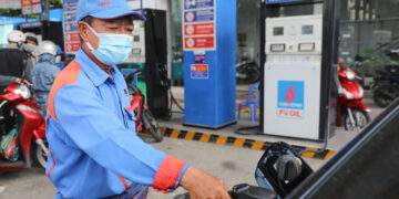 Gasoline price drops - VnExpress International