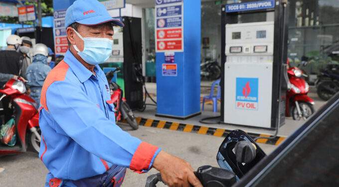 Gasoline price drops - VnExpress International