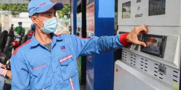 Gasoline tumbles to 11-week bottom