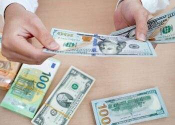 Giá USD chợ đen tăng không ngừng