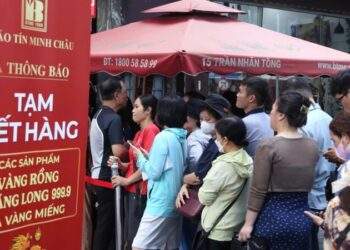 Giá vàng SJC chợ đen 190 triệu đồng/lượng, người dân xếp hàng ngày càng dài