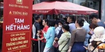 Giá vàng SJC chợ đen 190 triệu đồng/lượng, người dân xếp hàng ngày càng dài