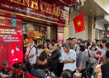 Giá vàng biến động mạnh, mua vào bất chấp như cầm ‘hòn than nóng'