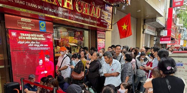 Giá vàng biến động mạnh, mua vào bất chấp như cầm ‘hòn than nóng'
