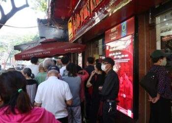 Giá vàng hôm nay 21/10 tăng vượt đỉnh cũ, người vay vàng "khóc ròng", sốt sắng ra quyết định quan trọng