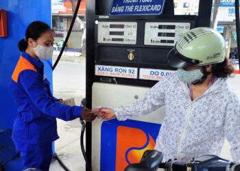 Giá xăng, dầu cùng nhau đi xuống