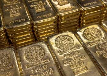 Gold rebounds on stronger safe-haven demand