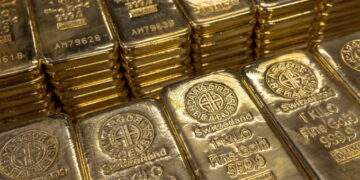 Gold rebounds on stronger safe-haven demand