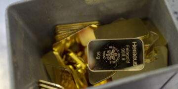 Gold’s slide forecast to continue this week: analysts