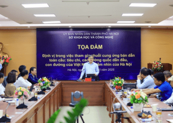 Tọa đàm “Định vị trong việc tham gia chuỗi cung ứng bán dẫn toàn cầu: Tiêu chí, các cường quốc dẫn đầu, con đường của Việt Nam, tầm nhìn của Hà Nội” diễn ra vào chiều ngày 22/10. (Ảnh: UBND Thành phố Hà Nộ)