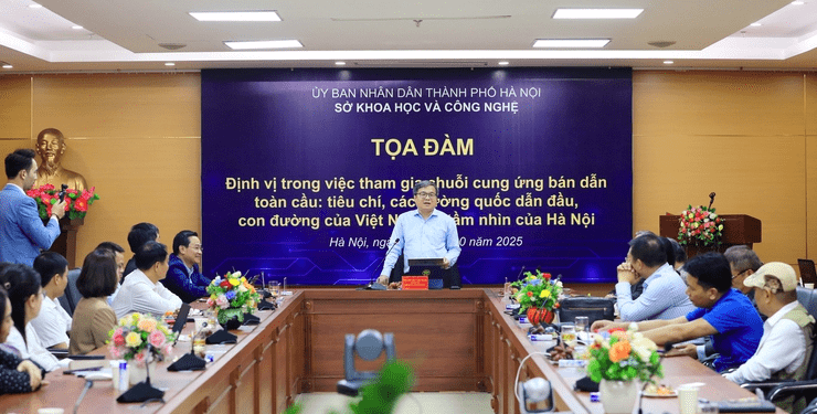 Tọa đàm “Định vị trong việc tham gia chuỗi cung ứng bán dẫn toàn cầu: Tiêu chí, các cường quốc dẫn đầu, con đường của Việt Nam, tầm nhìn của Hà Nội” diễn ra vào chiều ngày 22/10. (Ảnh: UBND Thành phố Hà Nộ)