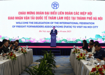 Phó Chủ tịch UBND thành phố Hà Nội Nguyễn Mạnh Quyền phát biểu tại buổi làm việc với Đoàn đại biểu Liên đoàn các Hiệp hội Giao nhận và Vận tải quốc tế (FIATA). (Ảnh: UBND Thành phố Hà Nội)