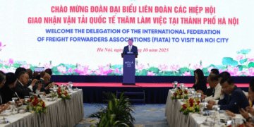 Phó Chủ tịch UBND thành phố Hà Nội Nguyễn Mạnh Quyền phát biểu tại buổi làm việc với Đoàn đại biểu Liên đoàn các Hiệp hội Giao nhận và Vận tải quốc tế (FIATA). (Ảnh: UBND Thành phố Hà Nội)