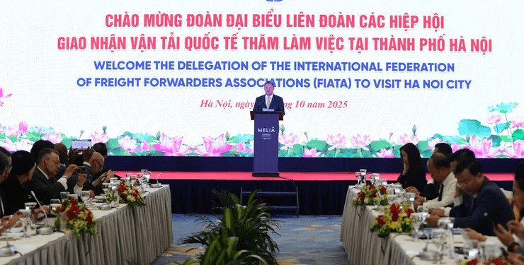 Phó Chủ tịch UBND thành phố Hà Nội Nguyễn Mạnh Quyền phát biểu tại buổi làm việc với Đoàn đại biểu Liên đoàn các Hiệp hội Giao nhận và Vận tải quốc tế (FIATA). (Ảnh: UBND Thành phố Hà Nội)