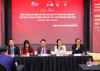 Ban lãn đạo Hội Doanh nhân trẻ Việt Nam chia sẻ thông tin tại buổi họp báo.