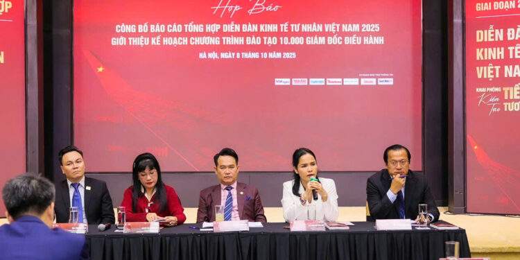 Ban lãn đạo Hội Doanh nhân trẻ Việt Nam chia sẻ thông tin tại buổi họp báo.