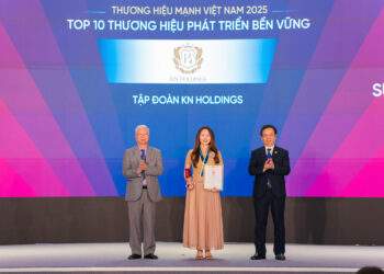 Đại diện Tập đoàn KN Holdings đón nhận Top 10 Thương hiệu Phát triển Bền vững năm 2025 từ Ban tổ chức.
